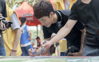 2013届毕业生在毕业林种下蓝花楹