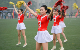 第十届校运会雨中开幕 学子身着“韩流风”校服登场