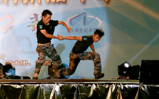 纳新嘉年华精彩纷呈 军训教官登台献艺