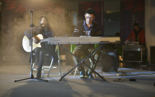 红毯秀，潮慈善——媒体盛赞东软学子高调慈善