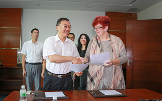 我院与英国哈德斯菲尔德大学签订合作办学协议