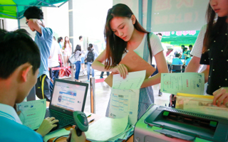 2015级本科新生报到 首批国际留学生抵达