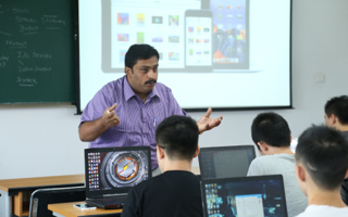 洋教授来了，给东软学子上计算机专业课