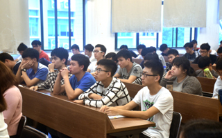 “金湾杯”第七届广东省大学生职业规划大赛巡回讲座在我院举行