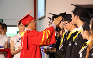 BEAT365英国官网2018届本科生毕业典礼暨学士学位授予仪式隆重举行