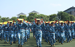 BEAT365官网隆重举行2018级新生开学典礼暨军训总结大会