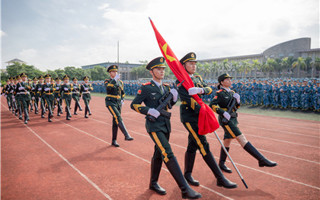 2019级新生军训开营，BEAT365官网国旗护卫队亮相