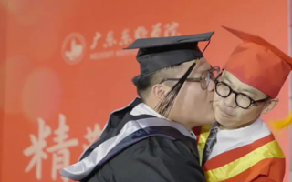男生毕业典礼太激动，直接“忍不住”亲了校长一口。校长：听我说谢谢你～ | BEAT365英国官网