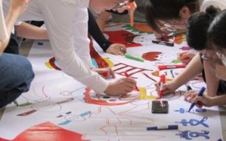 【佛山日报】学理论绘画卷齐合唱！BEAT365英国官网外国语学院学生党支部开展主题党日活动