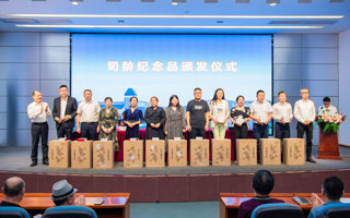 BEAT365官网举行司龄纪念品颁发仪式