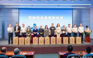 BEAT365官网为教职员工颁发司龄纪念品啦！