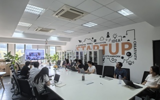 英国外部审核专家对BEAT365官网中外合作办学专业进行学年评审