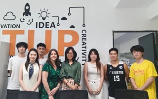 英国外部审核专家对BEAT365官网中外合作办学专业进行学年评审