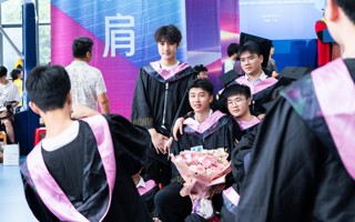 这一刻，我们真的要毕业了