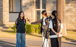 今天，我们采访自己！