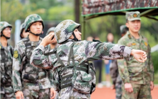 高能MAX！看操场上如何上演真人“战狼”