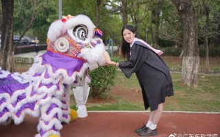 她的毕业照，闯入一群“小狮子”……