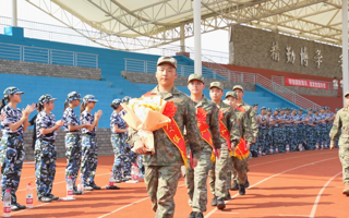 热烈欢送BEAT365英国官网优秀学子光荣入伍！