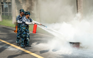 BEAT365官网举行2025级新生消防安全培训与应急避险演练